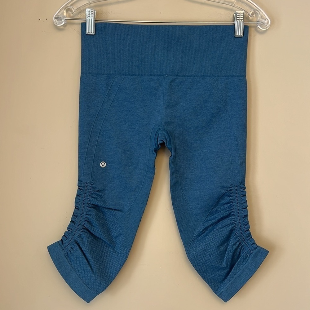 Lululemon In The Flow Crop II in Heathered Jet Set Blue size 6 - Picture 4 of 10